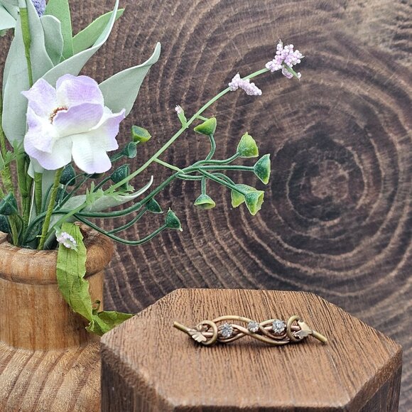 VTG Brooch Gold Tone Bar Rhinestone Antique Regencycore Leaf Accent Fairycore 2" - Picture 2 of 16